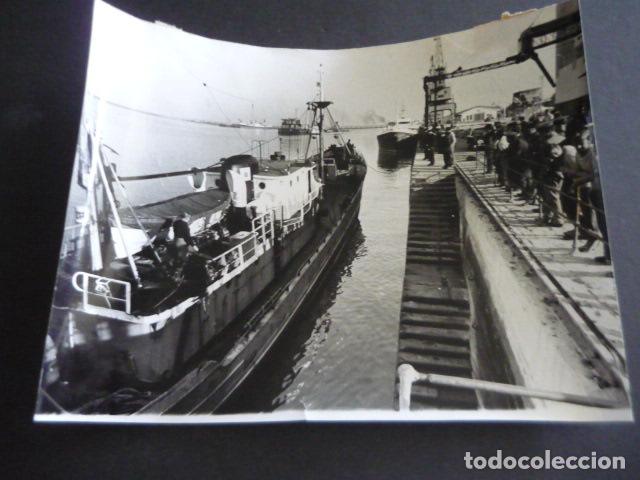 Fotografia antiga: HUELCA ESCENA EN EL PUERTO ANTIGUA FOTOGRAFIA ORIGINAL 18 X 24 CM