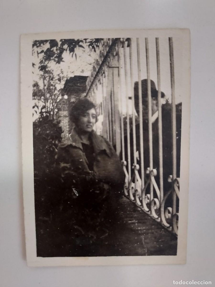Fotograf&iacute;a antigua: FOTOGRAFIA ANTIGUA RETRATO DE PAREJA JUNTO A REJA DE JARDIN. CA. 1920-1925. 4,5x6,5. Papel