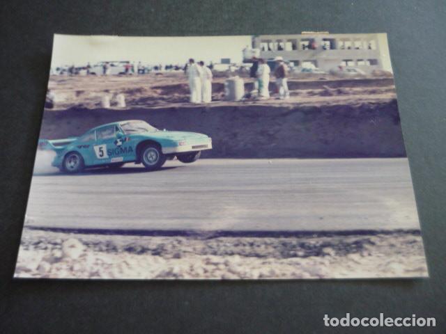 Fotograf&iacute;a antigua: MONTEN CORREDOR EN PORSCHE AUTOMOVILISMO ANTIGUA FOTOGRAFIA ORIGINAL 18 X 13 CM
