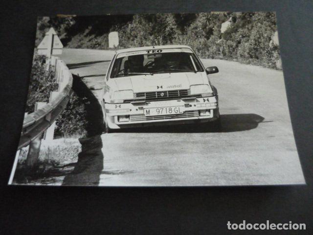 Fotograf&iacute;a antigua: PI&Ntilde;ON CORREDOR EN RENAULT 5 GT CARRERA AUTOMOVILISMO ANTIGUA FOTOGRAFIA ORIGINAL 18 X 13 CM