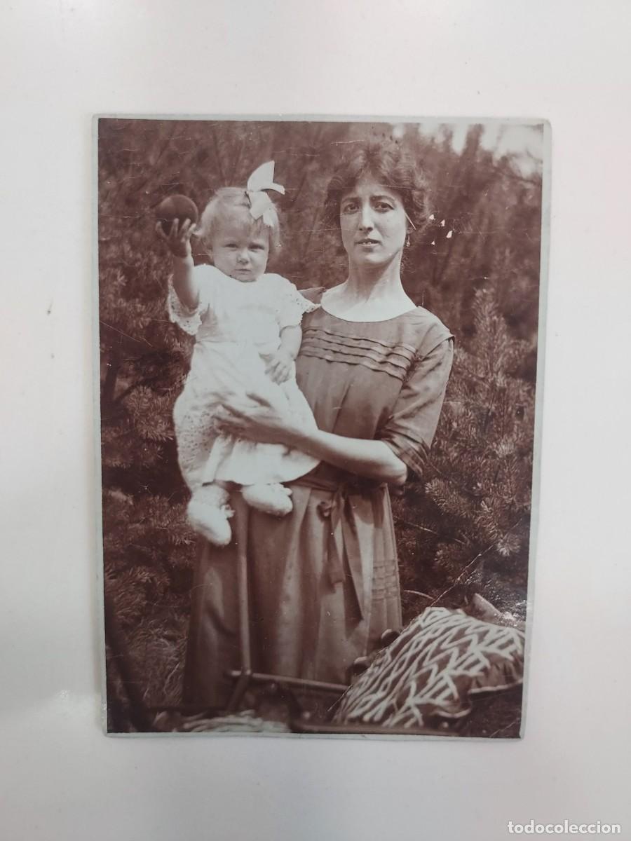 Fotograf&iacute;a antigua: FOTOGRAFIA ANTIGUA RETRATO MADRE CON BEBE CON UNA PELOTA. CA. 1900-1910. 5 X 8,5 CM