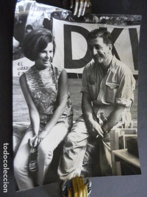Photographie ancienne: SAFIA ARQUER CON PACO GODIA CORREDOR AUTOMOVILISTA ANTIGUA FOTOGRAFIA ORIGINAL 18 X 24 CM