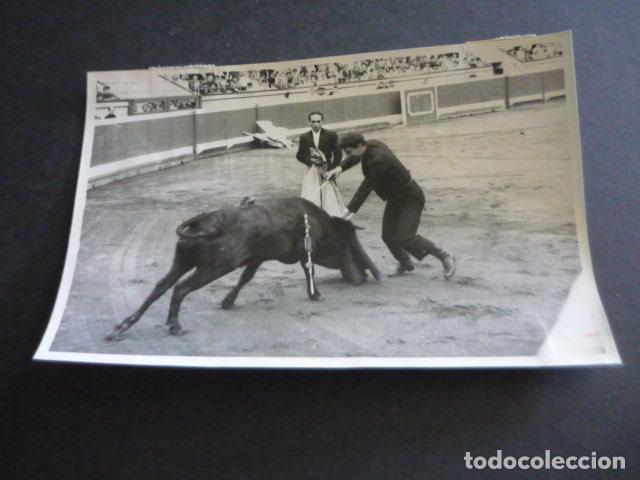 Alte Fotografie: FESTIVAL TAURINO DE RADIO BILBAO EN BILBAO 1963 ANTIGUA FOTOGRAFIA ORIGINAL 12 X 18 CM