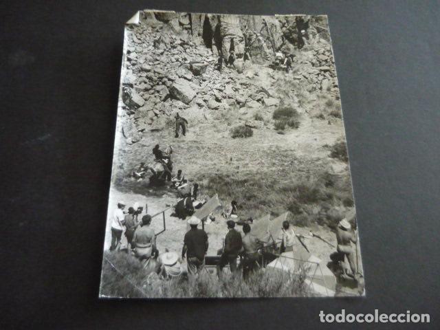 Alte Fotografie: RASCAFRIA MADRID RODAJE PELICULA LLANTO POR UN BANDIDO ANTIGUA FOTOGRAFIA ORIGINAL 15 X 20 CM
