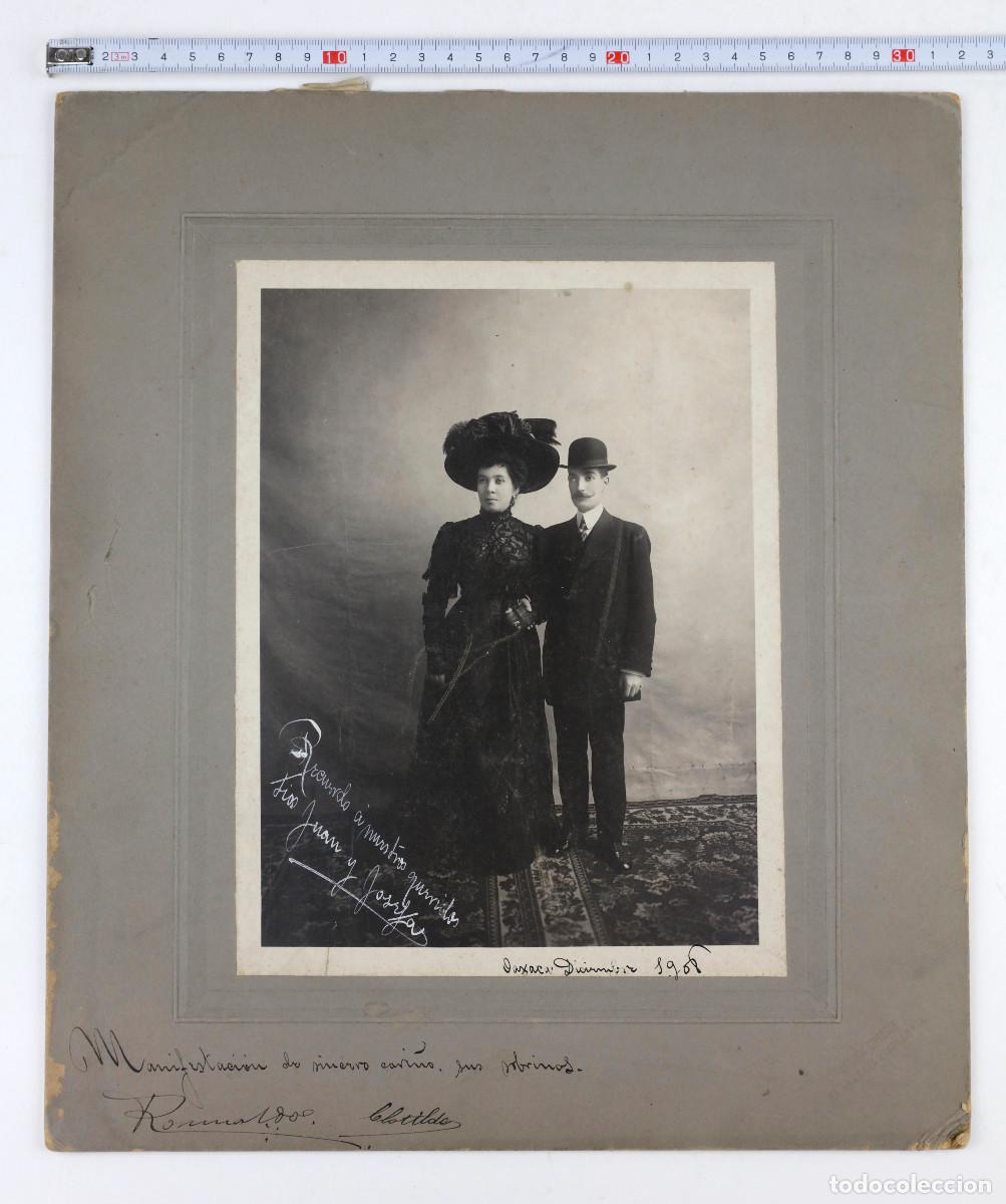 Fotografia antica: Retrato de pareja de enamorados con el hombre con ojo de cristal o tuerto, Oaxaca, 12-1918. Mexico.