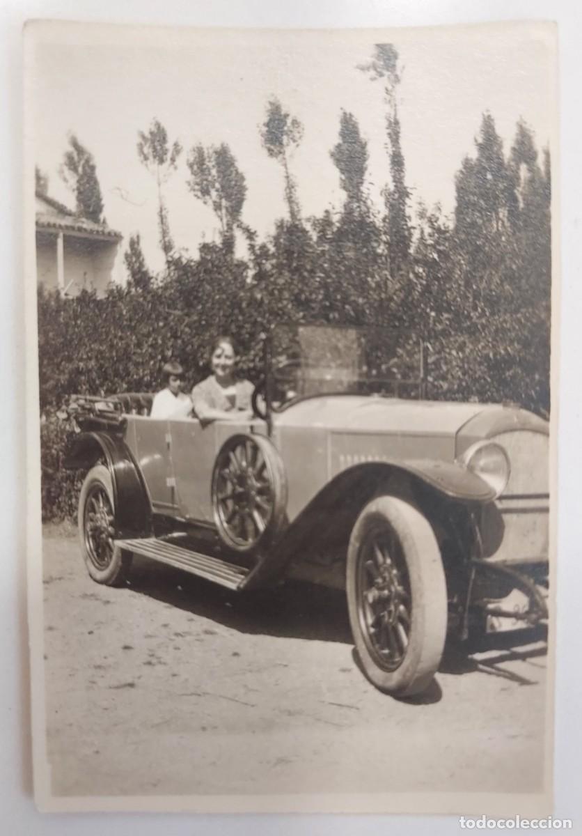 Fotograf&iacute;a antigua: FOTOGRAFIA ANTIGUA AUTOMOVIL &iquest; HISPANO-SUIZA 16 HP TORPEDO ? C. 1925 FAMILIA. 5,5 X 8 CM. PAPEL