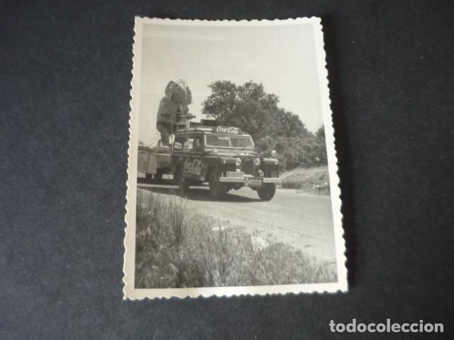 Fotografia antiga: LAND ROVER SANTANA VUELTA CICLISTA A ESPA&Ntilde;A 1963 POR PROVINCIA MADRID ANTIGUA FOTOGRAFIA 7 X 10 CM