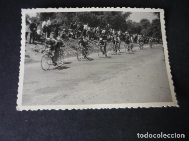 Fotografia antiga: VUELTA CICLISTA A ESPA&Ntilde;A 1963 A SU PASO POR LA PROVINCIA MADRID ANTIGUA FOTOGRAFIA 7 X 10 CM