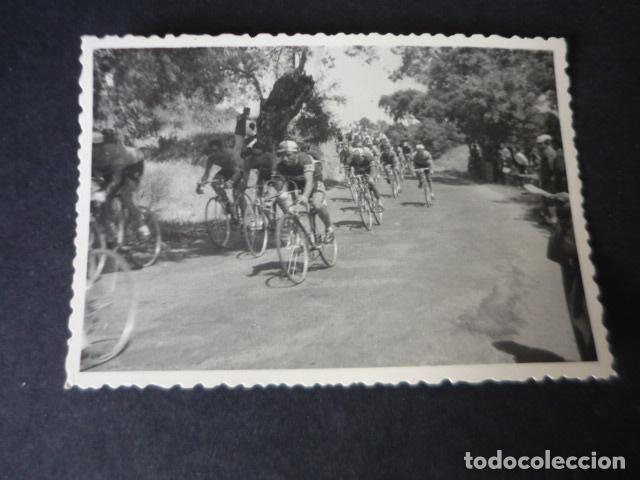 Fotografia antica: VUELTA CICLISTA A ESPA&Ntilde;A 1963 A SU PASO POR LA PROVINCIA MADRID ANTIGUA FOTOGRAFIA 7 X 10 CM