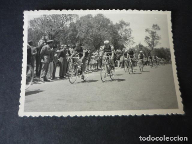 Alte Fotografie: VUELTA CICLISTA A ESPA&Ntilde;A 1963 A SU PASO POR LA PROVINCIA MADRID ANTIGUA FOTOGRAFIA 7 X 10 CM