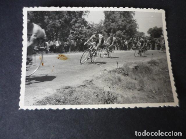 Fotografia antica: VUELTA CICLISTA A ESPA&Ntilde;A 1963 A SU PASO POR LA PROVINCIA MADRID ANTIGUA FOTOGRAFIA 7 X 10 CM