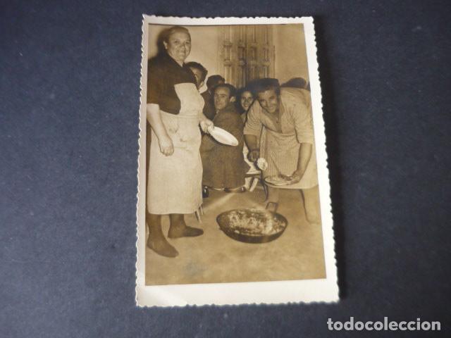 Fotografia antiga: MADRID PUEBLO NUEVO COCINANDO ROQUE FOTOGRAFO ANTIGUA FOTOGRAFIA 8,5 X 13.5 CM
