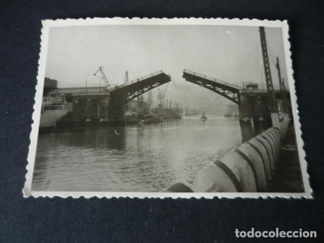 Fotografia antiga: BILBAO PUENTE EN LA RIA ANTIGUA FOTOGRAFIA 7,5 X 10 CM