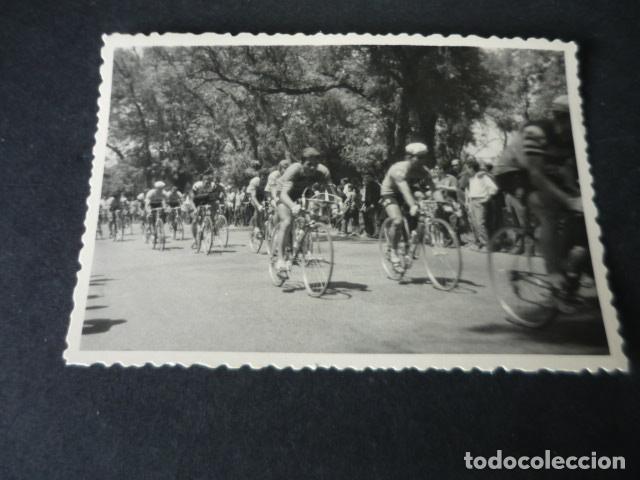 Fotografia antiga: VUELTA CICLISTA A ESPA&Ntilde;A 1963 A SU PASO POR LA PROVINCIA MADRID ANTIGUA FOTOGRAFIA 7 X 10 CM