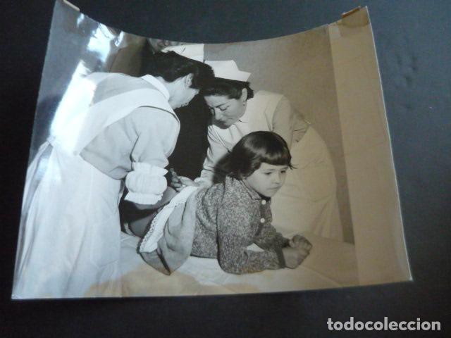 Alte Fotografie: MADRID VACUNACION CONTRA LA POLIOMELITIS ENFERMERAS ANTIGUA FOTOGRAFIA ORIGINAL 18 X 24 CM