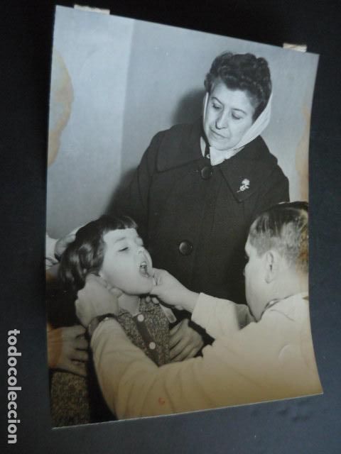 Fotografia antica: MADRID VACUNACION CONTRA LA POLIOMELITIS ANTIGUA FOTOGRAFIA ORIGINAL 18 X 24 CM