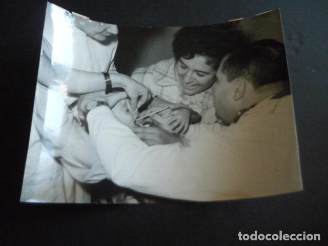 Alte Fotografie: MADRID VACUNACION CONTRA LA POLIOMELITIS ANTIGUA FOTOGRAFIA ORIGINAL 18 X 24 CM