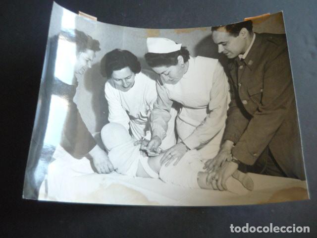 Fotografia antiga: MADRID VACUNACION CONTRA LA POLIOMELITIS ENFERMERAS ANTIGUA FOTOGRAFIA ORIGINAL 18 X 24 CM