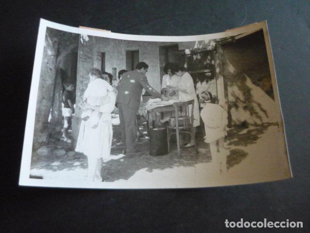 Fotografia antiga: MADRID VACUNACION CONTRA LA POLIOMELITIS ANTIGUA FOTOGRAFIA ORIGINAL 18 X 13 CM