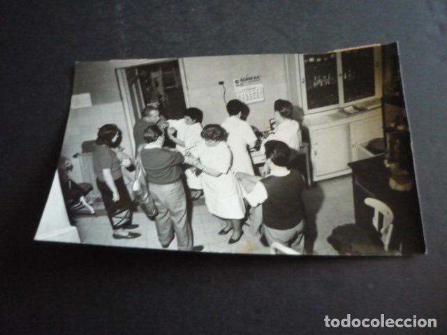 Alte Fotografie: MADRID VACUNACION ANTIVARIOLICA 1961 ANTIGUA FOTOGRAFIA ORIGINAL 18 X 13 CM