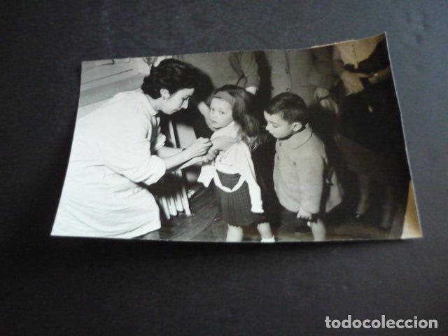 Alte Fotografie: MADRID VACUNACION ANTIVARIOLICA 1961 ANTIGUA FOTOGRAFIA ORIGINAL 18 X 13 CM