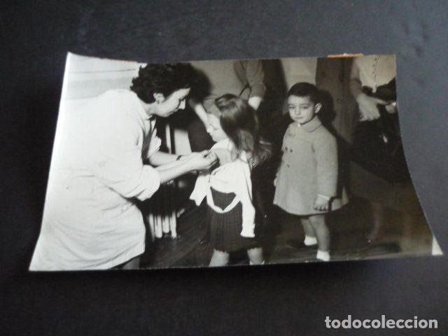 Alte Fotografie: MADRID VACUNACION ANTIVARIOLICA 1961 ANTIGUA FOTOGRAFIA ORIGINAL 18 X 13 CM