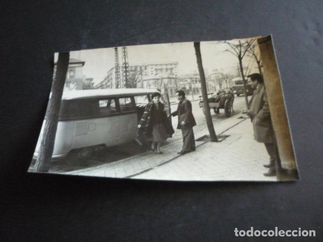 Fotografia antiga: MADRID VACUNACION ANTIVARIOLICA 1961 ENFERMERA A DOMICILIO ANTIGUA FOTOGRAFIA ORIGINAL 18 X 13 CM