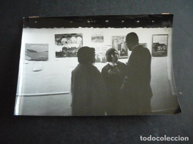 Fotografia antica: MADRID EXPOSICION DE ARTE CATALAN EN LA CASA DE CATALU&Ntilde;A 1964 ANTIGUA FOTOGRAFIA ORIGINAL 18 X 13 CM
