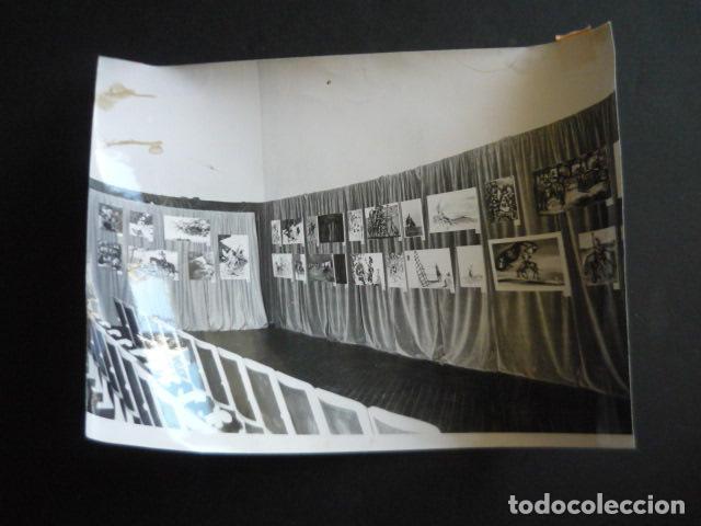 Fotograf&iacute;a antigua: MADRID BIBLIOTECA NACIONAL EXPOSICION SOBRE EL QUIJOTE 1964 ANTIGUA FOTOGRAFIA ORIGINAL 18 X 24 CM