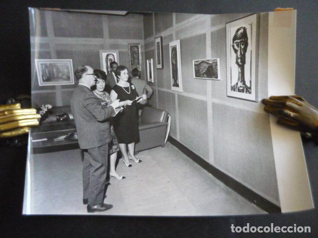 Fotografia antiga: MADRID SALA ARTELUZ EXPOSICION ALVAREZ EL MANZANO 1966 ANTIGUA FOTOGRAFIA ORIGINAL 18 X 24 CM