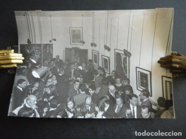 Fotografia antica: MADRID EXPOSICION DEL PINTOR MIGUEL HERRERO 1966 ANTIGUA FOTOGRAFIA ORIGINAL 18 X 24 CM