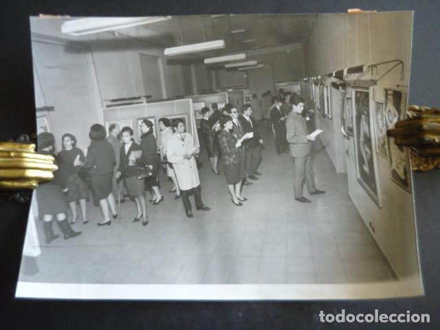 Fotografia antiga: MADRID I EXPOSICION PINTURA DIBUJO FOTOGRAFIA TELEFONICA 1967 ANTIGUA FOTOGRAFIA ORIGINAL 18 X 24 CM