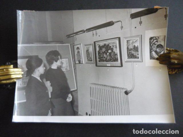 Alte Fotografie: MADRID I EXPOSICION PINTURA DIBUJO FOTOGRAFIA TELEFONICA 1967 ANTIGUA FOTOGRAFIA ORIGINAL 18 X 24 CM