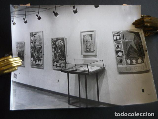 Fotograf&iacute;a antigua: BARCELONA EXPOSICION DEL PINTOR PABLO PICASSO 1969 SEGU&Iacute; FOT. ANTIGUA FOTOGRAFIA ORIGINAL 18 X 24 CM