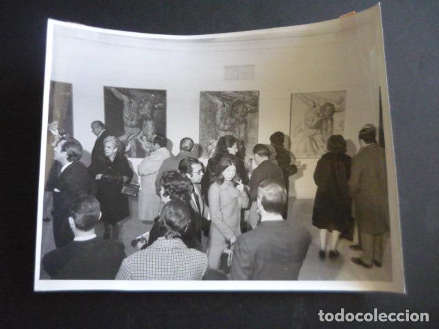 Fotografia antiga: MADRID GALERIA BETICA EXPOSICION PINTOR BENITO PRIETO 1971 ANTIGUA FOTOGRAFIA ORIGINAL 18 X 24 CM
