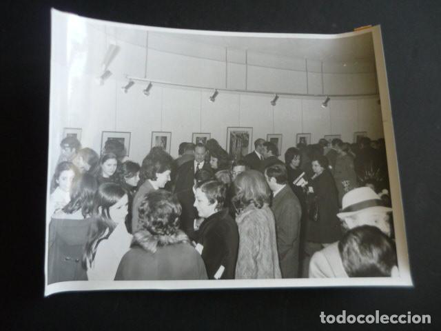 Photographie ancienne: MADRID GALERIA TOISON EXPOSICION CARLOS SAN ROMAN 1971 ANTIGUA FOTOGRAFIA ORIGINAL 18 X 24 CM