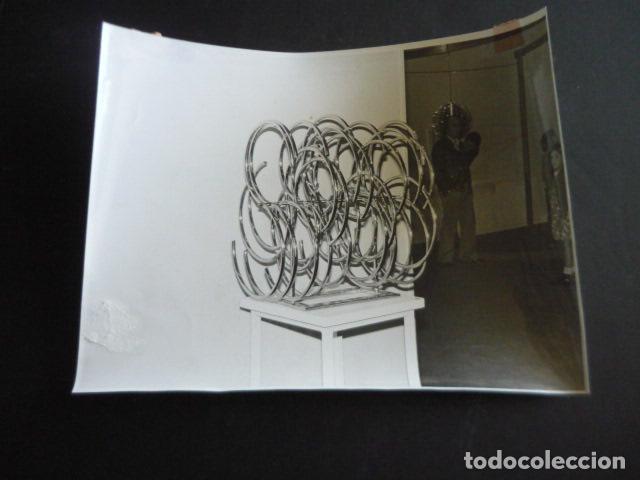 Fotograf&iacute;a antigua: MADRID EXPOSICION GALERIA DE ARTE JUANA MARD&Oacute; PINTOR SAMPERE ANTIGUA FOTOGRAFIA ORIGINAL 18 X 24 CM