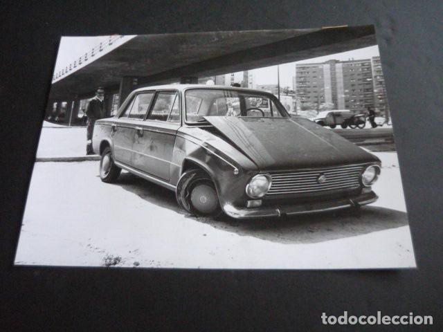 Fotograf&iacute;a antigua: MADRID PLAZA DE RUIZ DE ALDA AUTOMOVIL SEAT ACCIDENTADO ANTIGUA FOTOGRAFIA ORIGINAL 24 X 18 CM