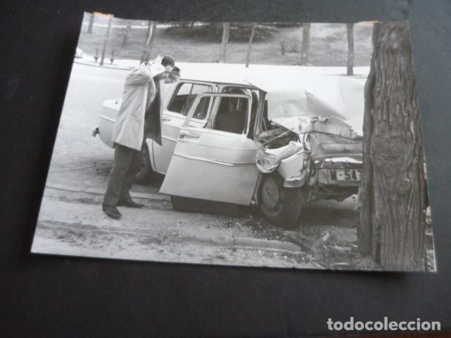 Fotograf&iacute;a antigua: MADRID AUTOMOVIL SEAT ACCIDENTADO ANTIGUA FOTOGRAFIA ORIGINAL 24 X 18 CM