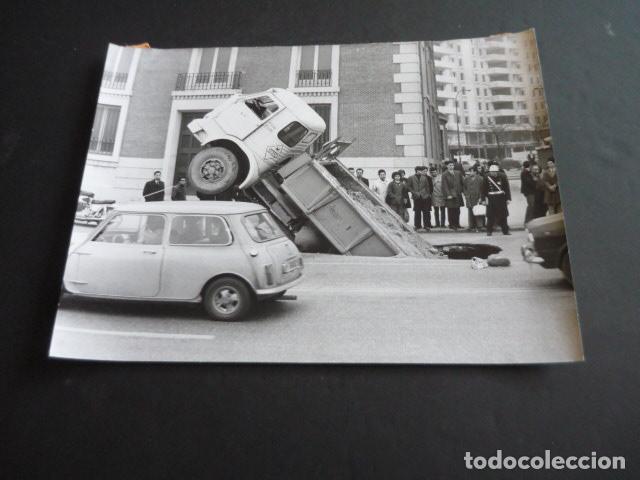 Antique Photography: MADRID CALLE PRINCESA CAMION ACCIDENTADO ANTIGUA FOTOGRAFIA ORIGINAL 24 X 18 CM