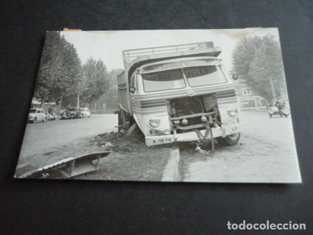 Fotograf&iacute;a antigua: MADRID CAMION PEGASO ACCIDENTADO ANTIGUA FOTOGRAFIA ORIGINAL 13 X 18 CM