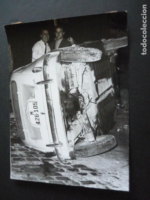 Fotograf&iacute;a antigua: MADRID AUTOMOVIL SEAT 600 D ACCIDENTADO ANTIGUA FOTOGRAFIA ORIGINAL 24 X 18 CM
