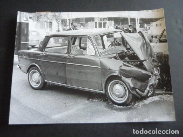 Fotograf&iacute;a antigua: MADRID CALLE SAGASTA AUTOMOVIL SEAT ACCIDENTADO ANTIGUA FOTOGRAFIA ORIGINAL 24 X 18 CM