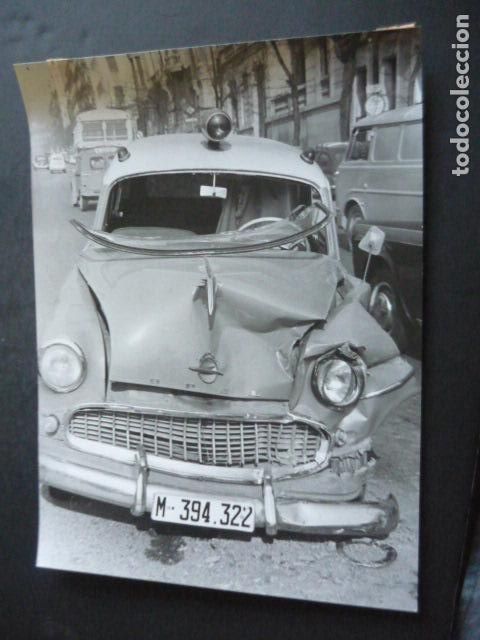 Fotografia antiga: MADRID CALLE GENOVA AMBULANCIA ACCIDENTADA ANTIGUA FOTOGRAFIA ORIGINAL 24 X 18 CM