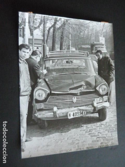 Fotograf&iacute;a antigua: MADRID CALLE GENOVA AUTOMOVIL SEAT ACCIDENTADO ANTIGUA FOTOGRAFIA ORIGINAL 24 X 18 CM