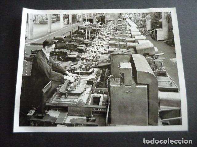 Fotografia antica: FABRICA AUTOMOVIL AUSTIN EN BIRMINGHAM ANTIGUA FOTOGRAFIA ORIGINAL 15 X 20 CM