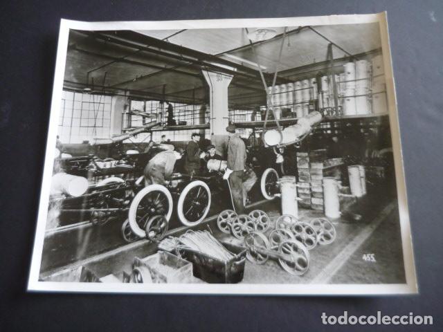Fotografia antica: FABRICA AUTOMOVILES EN INGLATERRA ANTIGUA FOTOGRAFIA ORIGINAL 18 X 24 CM
