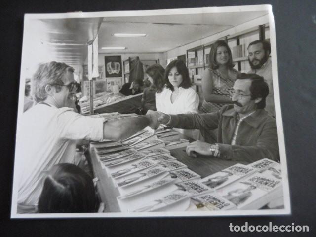 Fotografia antica: MADRID FERIA DEL LIBRO EL LUTE ANTIGUA FOTOGRAFIA ORIGINAL 18 X 24 CM