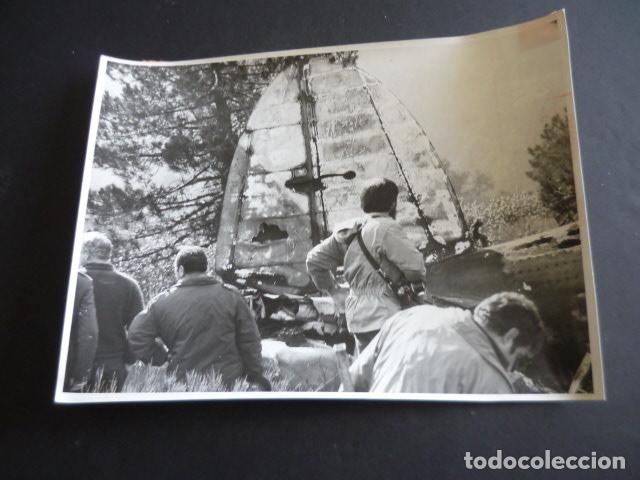 Fotografia antica: SIERRA DE GUADARRAMA MADRID ACCIDENTE AVIACION HEINKEL 111 ANTIGUA FOTOGRAFIA ORIGINAL 18 X 24 CM