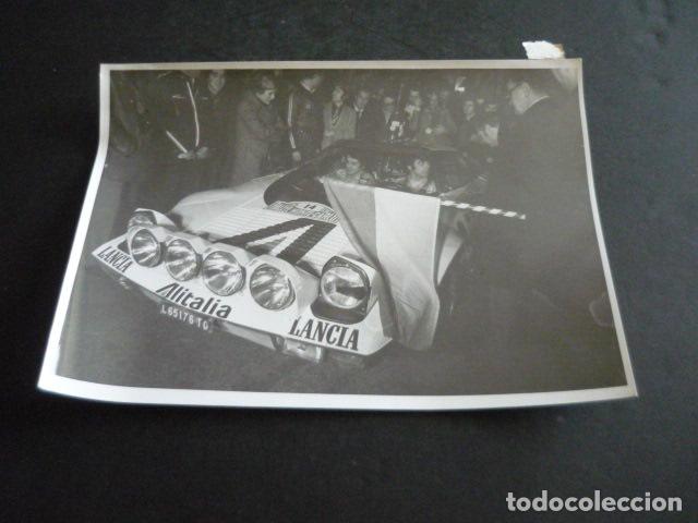 Fotografia antica: RALLYE DE MONTECARLO SANDRO MUNARI CORREDOR AUTOMOVILISMO ANTIGUA FOTOGRAFIA ORIGINAL 18 X 12 CM